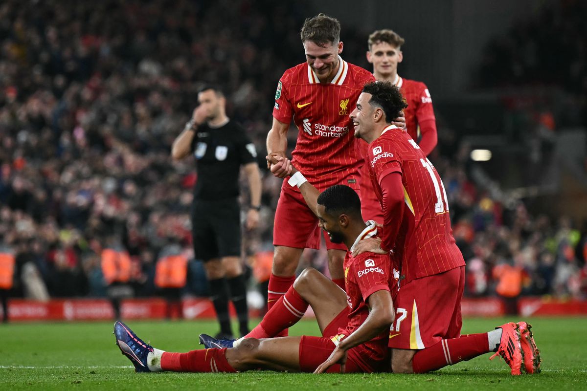 A gyepen ülő Cody Gakpo nemcsak a társainak, a Liverpool edzőjének is örömet okozott