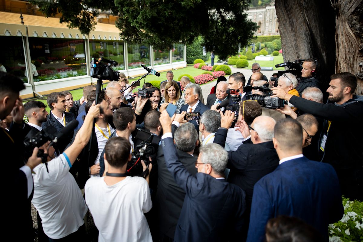 A Miniszterelnöki Sajtóiroda által közreadott képen Orbán Viktor miniszterelnök (k) a sajtó képviselőinek nyilatkozik az észak-olaszországi Cernobbióbanm, ahol részt vesz az Európai Ház - Ambrosetti fórumon 2024. szeptember 6-án (Fotó: MTI/Miniszterelnöki Sajtóiroda/Fischer Zoltán)