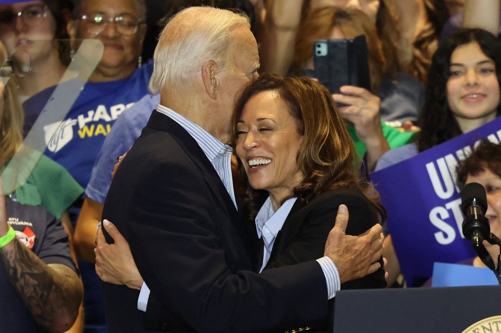 Joe Biden, az Egyesült Államok elnöke átöleli a demokraták elnökjelöltjét, Kamala Harris amerikai alelnököt az IBEW Local Union #5 kampányeseményén 2024. szeptember 2-án a pennsylvaniai Pittsburgh-ben