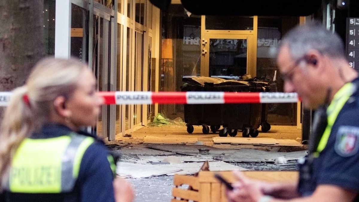Egy szórakozóhely bejáratánál robbantottak Köln belvárosában + videó