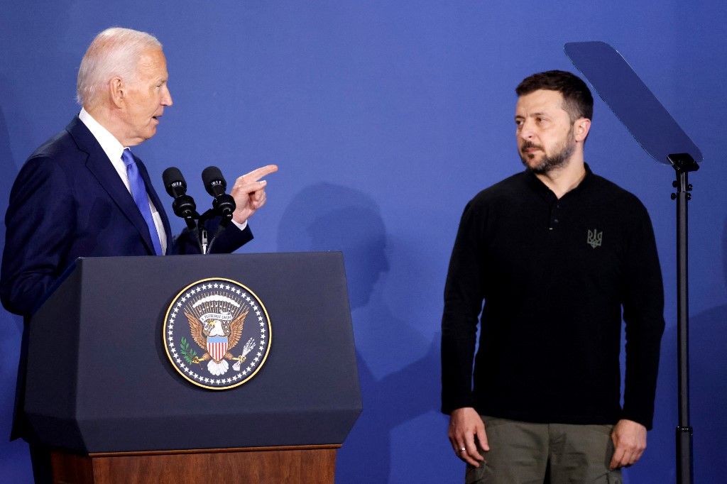 Joe Biden, az Egyesült Államok elnöke, Volodimir Zelenszkij (R) ukrán elnök mellett felszólal az Ukrajna Megállapodás kezdeményezése során a NATO-csúcstalálkozón a Walter E. Washington Kongresszusi Központban Washingtonban, 2024. július 11-én