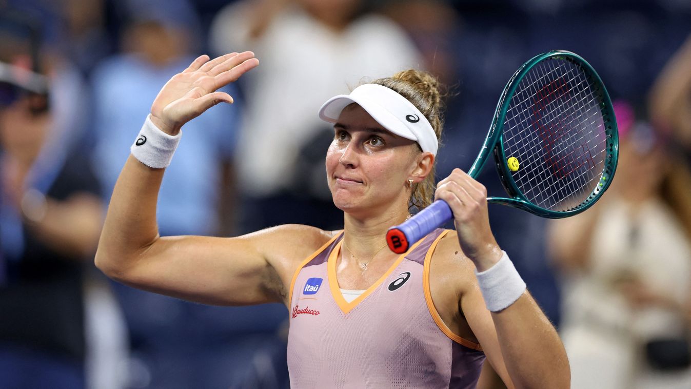 Brazil's Beatriz Haddad Maia celebrates her victory over Russia's Anna Kalinszkaja at the end of their women's singles third round match on day six of the US Open tenisz VAR videóbíró tournament at the USTA Billie Jean King National Tennis Center in New York City, on August 31, 2024. (Photo by CHARLY TRIBALLEAU / AFP)