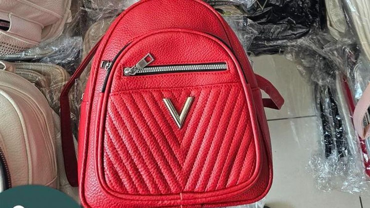 Úgy terítették a hamis Gucci és Valentino táskákat ebben a budapesti üzletben, mintha eredetiek lennének + videó