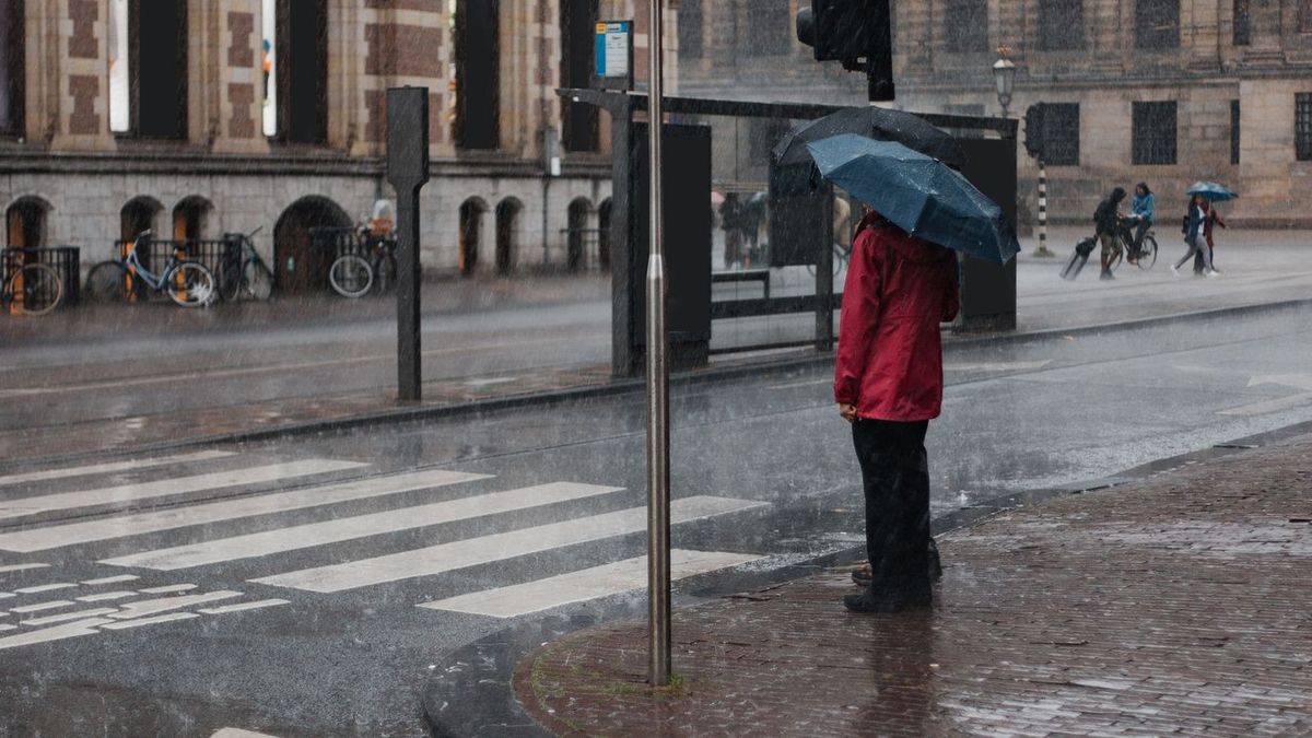 Elázik az ország egyik fele, a másik még élvezheti a napsütést + videó