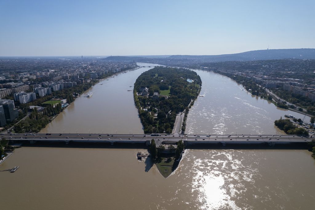 Árvíz - A tetőző Duna Budapestnél