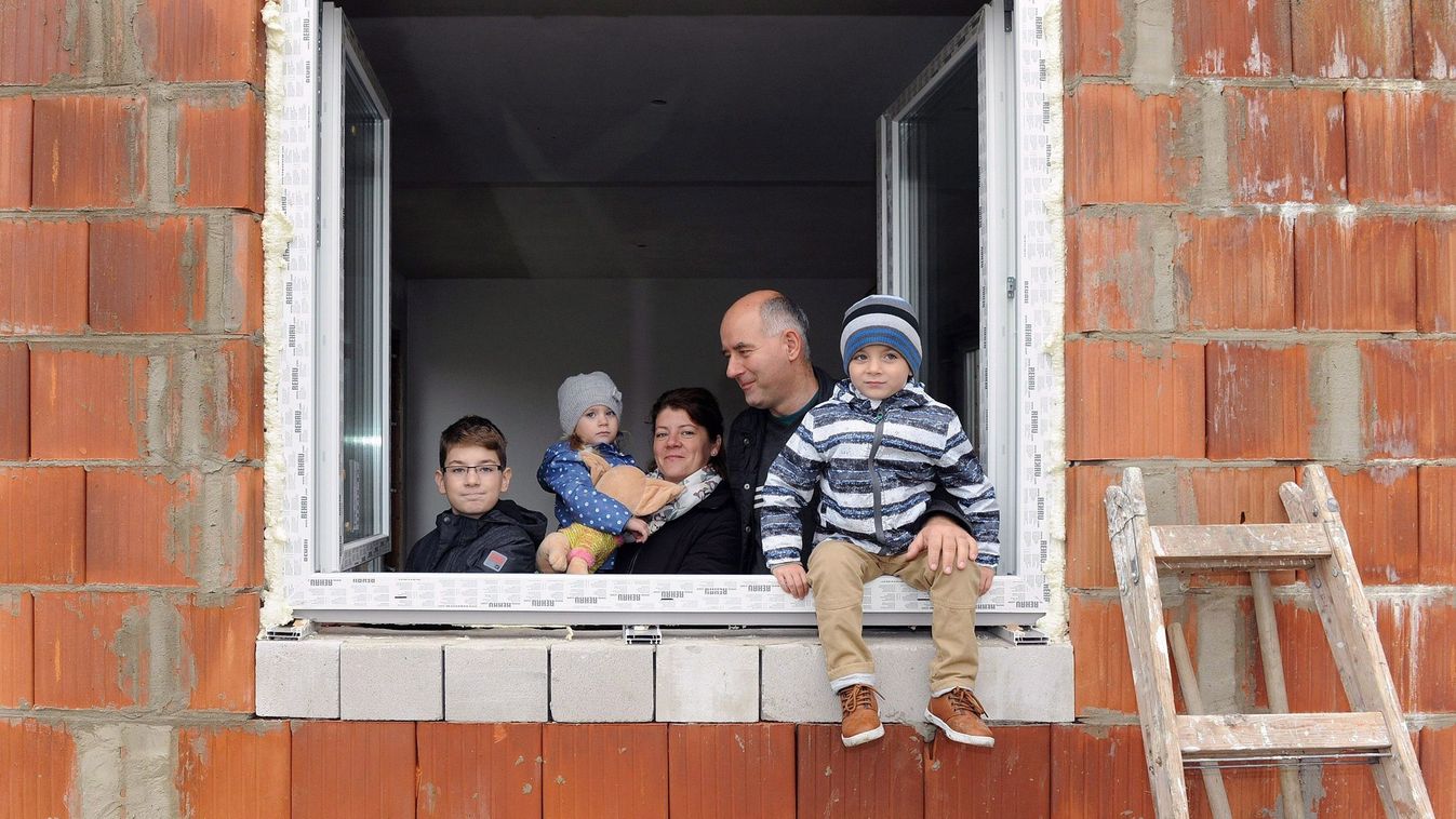 Szabó István; Szabó Zsombor; Szabó Hanna; Szabó Patrik;

Debrecen, 2016. október 16.
Együtt a három gyerekes debreceni Szabó család az épülő házba:, balról Patrik, Hanna, az anyuka: Oktávia, az apa: Szabó István és Zsombor. A család 40 százalékos önerővel és CSOK támogatással házat épít a városszéli Huszti Lakóparkban. A 170 négyzetméteres, két szintes épületben a három gyerek saját szobát kap. Azt tervezik, hogy nyolc hónapos kivitelezés után a 2016-os karácsonyt új otthonukban tölthetik.
MTVA/Bizományosi: Oláh Tibor 
***************************
Kedves Felhasználó!
Ez a fotó nem a Duna Médiaszolgáltató Zrt./MTI által készített és kiadott fényképfelvétel, így harmadik személy által támasztott bárminemű – különösen szerzői jogi, szomszédos jogi és személyiségi jogi – igényért a fotó készítője közvetlenül maga áll helyt, az MTVA felelőssége e körben kizárt.

Debrecen, 2016. október 16.Együtt a három gyerekes debreceni Szabó család az épülő házba:, balról Patrik, Hanna, az anyuka: Oktávia, az apa: Szabó István és Zsombor. A család 40 százalékos önerővel és CSOK támogatással házat épít a városszéli Huszti Lakóparkban. A 170 négyzetméteres, két szintes épületben a három gyerek saját szobát kap. Azt tervezik, hogy nyolc hónapos kivitelezés után a 2016-os karácsonyt új otthonukban tölthetik.MTVA/Bizományosi: Oláh Tibor ***************************Kedves Felhasználó!Ez a fotó nem a Duna Médiaszolgáltató Zrt./MTI által készített és kiadott fényképfelvétel, így harmadik személy által támasztott bárminemű – különösen szerzői jogi, szomszédos jogi és személyiségi jogi – igényért a fotó készítője közvetlenül maga áll helyt, az MTVA felelőssége e körben kizárt.