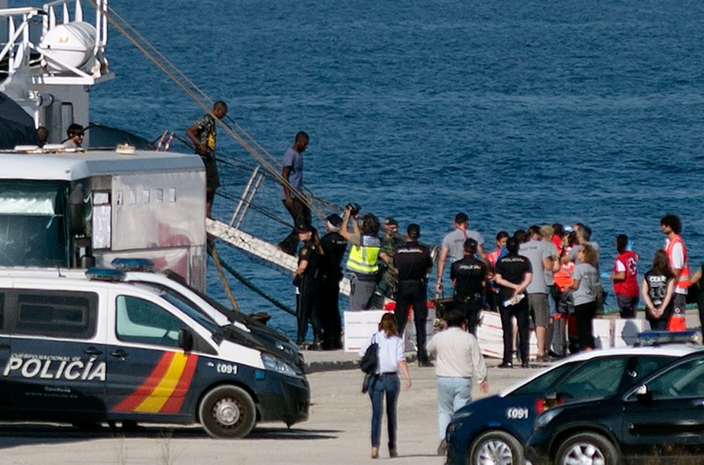 Some migrants disembark after the arrival of the Spanish NGO Proactiva Open Arms' ship in the southern Spanish port of Algeciras in San Roque, with 87 migrants on board, on August 9, 2018. The Spanish NGO Proactiva Open Arms' ship which rescued 87 migrants in distress off Libya docked in Spain today after roaming the Mediterranean for days, the third such vessel to be allowed in the country in two months after Italy refused to take them in. (Photo by JORGE GUERRERO / AFP)