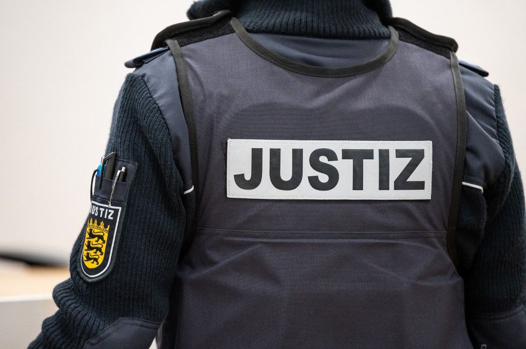 A „Justiz” (igazságszolgáltatás) szó látható egy bírósági tisztviselő mellényén