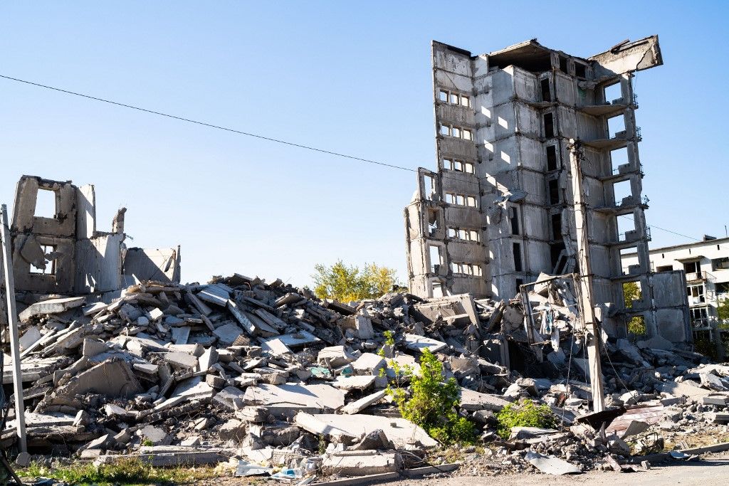 Orosz támadás után megsérült épület Ukrajnában. Zelenszkij további támogatást akar Kijevnek (Fotó: AFP)