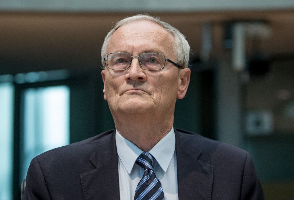 August Hanning, a Német Szövetségi Hírszerző Szolgálat (BND) volt elnöke megérkezik a Bundestag parlament épületébe, hogy tanúskodjon az NSA kémbotrányát vizsgáló német parlamenti bizottság előtt Berlinben, 2015. október 2-án