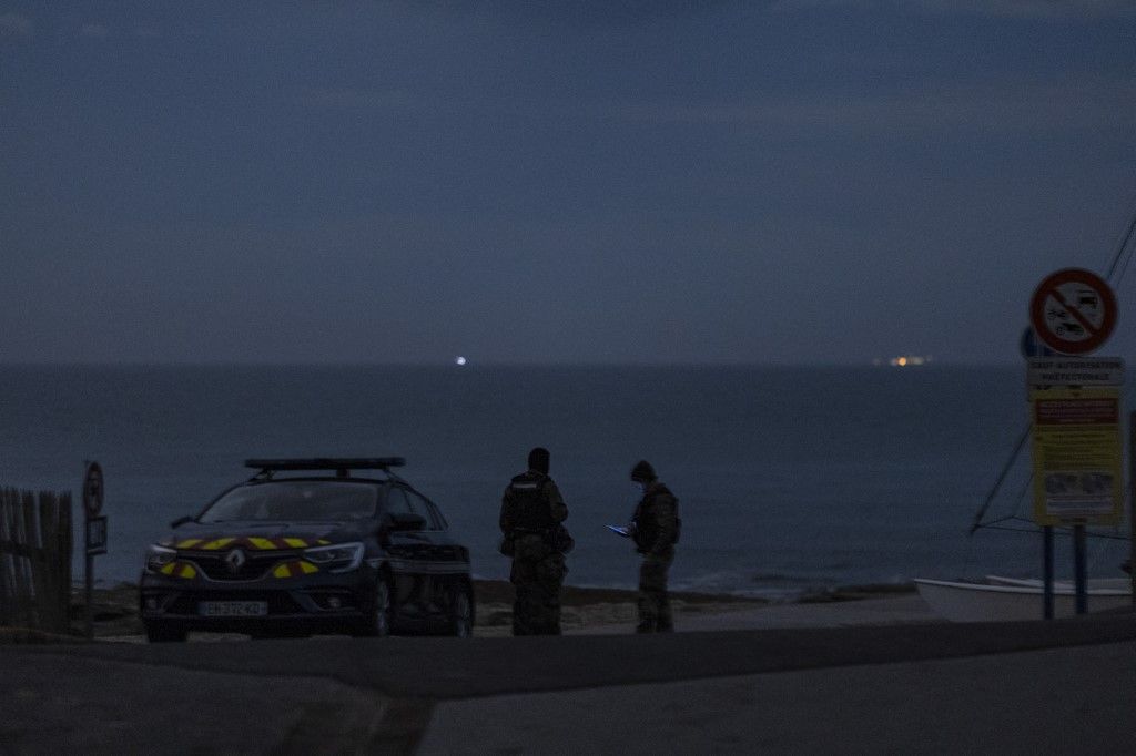 Francia csendőrök figyelik az észak-franciaországi Ambleteuse strandját, hogy megakadályozzák a migránsok átkelését a La Manche csatornán 2024. szeptember 21-én