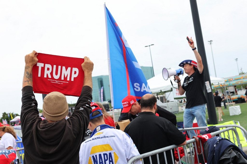 A republikánus elnökjelölt, Donald Trump volt amerikai elnök hívei kampánygyűlésének kezdetére várnak a Nassau Veterans Memorial Coliseumban 2024. szeptember 18-án Uniondale-ben