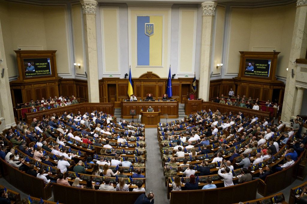 Volodimir Zelenszkij (C) ukrán elnök beszédet mond az ukrán Verhovna Rada parlament plenáris ülésén, Ukrajna nemzeti alkotmányának napján