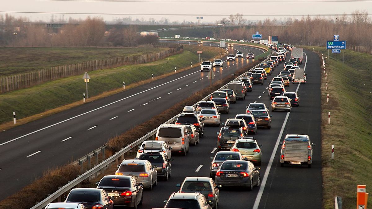 Hegyeshalom, 2018. január 6. Jármûvek várakoznak 2018. január 6-án az M1-es autópályán a hegyeshalmi határátlépési pont közelében, ahol a megnövekedett forgalom miatt hat kilométeres torlódás alakult ki. MTI Fotó: Krizsán Csaba