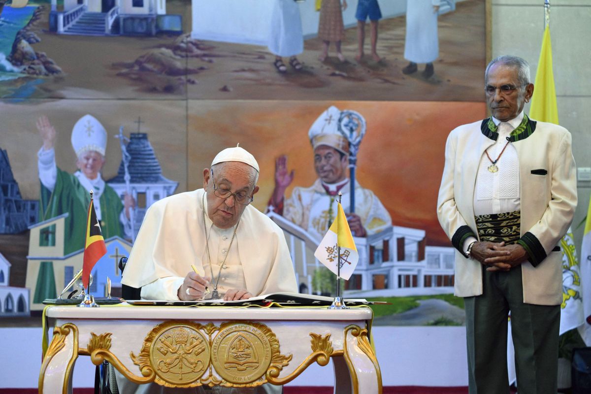 EAST TIMOR - POPE FRANCIS POSES WITH EAST TIMOR S PRESIDENT JOSE RAMOS HORTA DURING THEIR MEETING AT THE PRESIDENTIAL PALACE IN DILI, TIMOR LESTE - 2024/9/9