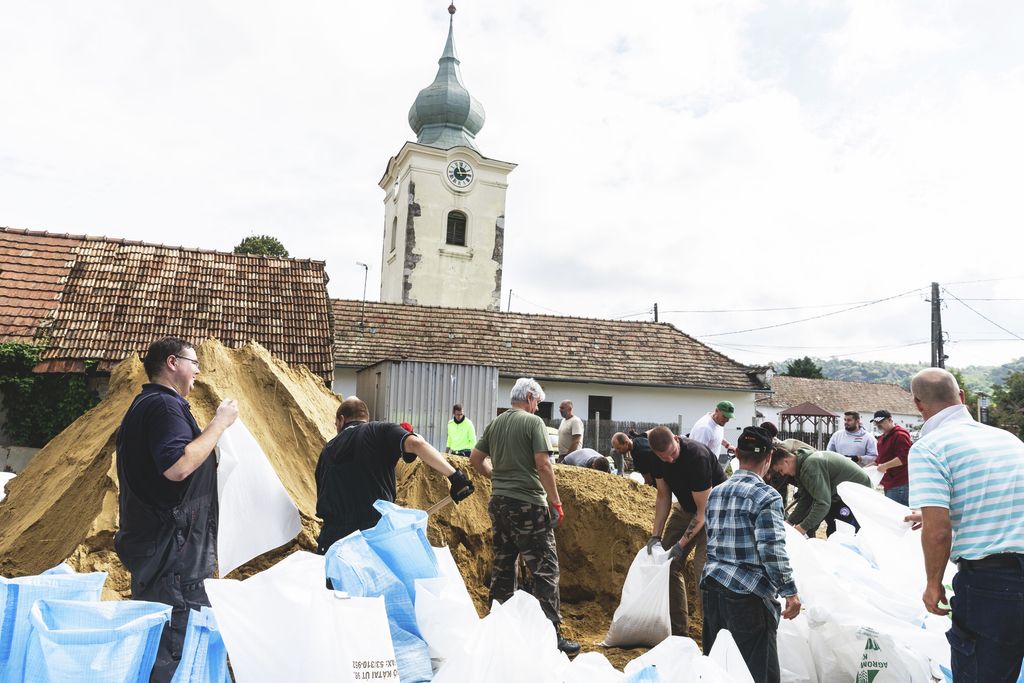 Árvízvédelem kedden Neszmélyen (6)