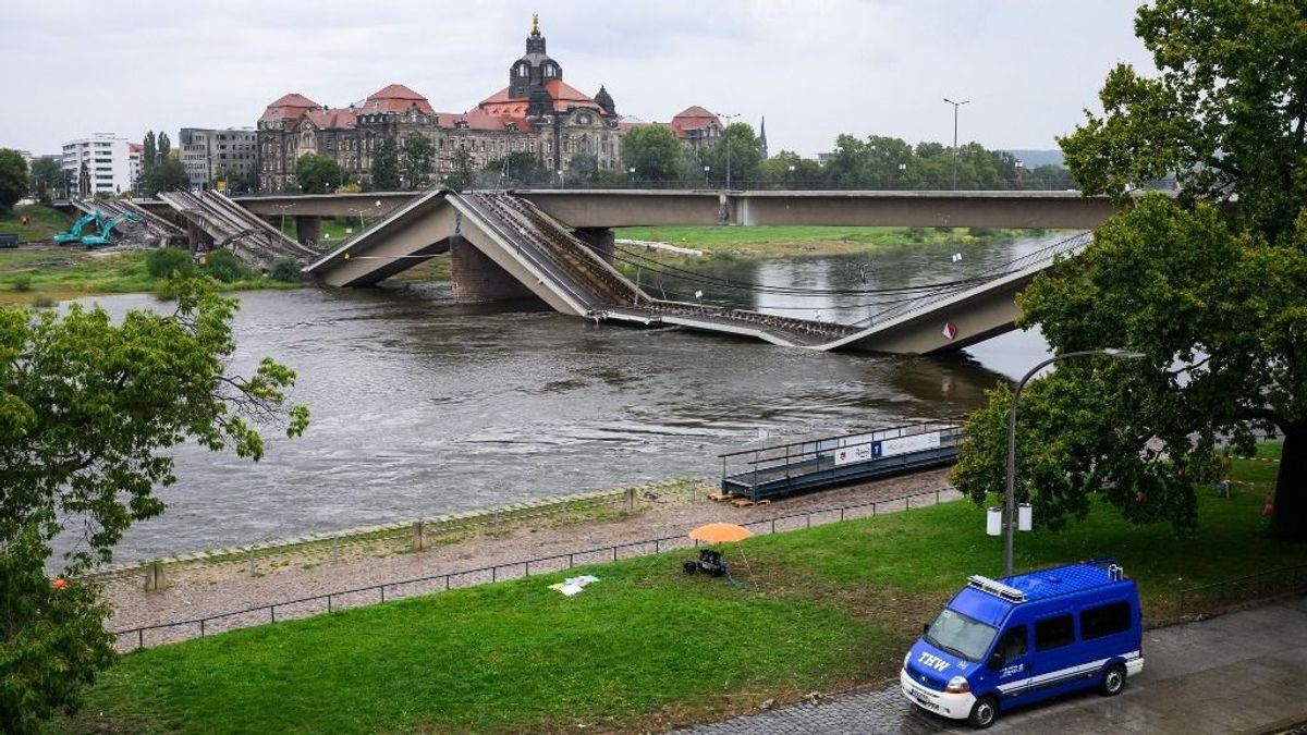 A híd javítása helyett a zöldpárti polgármester 334 ezer eurót költött virágládákra