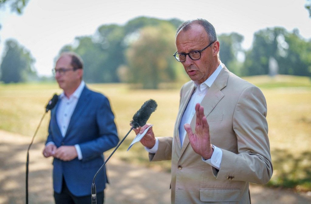 Friedrich Merz (r), a CDU szövetségi elnöke és a CDU/CSU parlamenti frakcióvezetője a Bundestagban Alexander Dobrindttal, a CSU regionális képviselőcsoportjának vezetőjével együtt