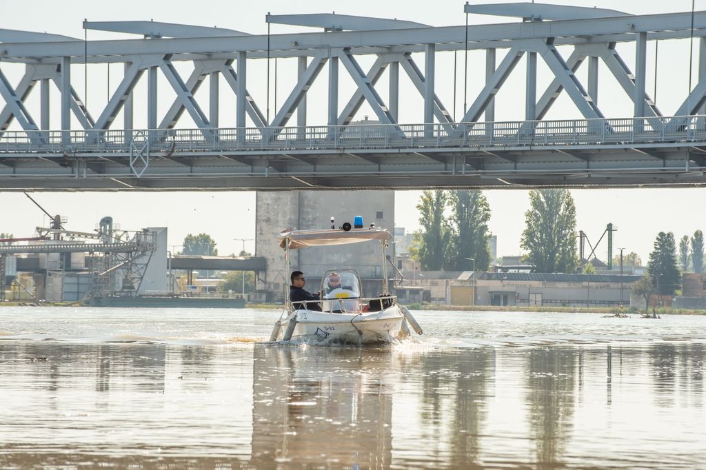 Baja, 2024. szeptember 21.
Rendõrök járõröznek motorcsónakkal a megáradt Dunán Bajánál 2024. szeptember 21-én.
MTI/Kacsúr Tamás