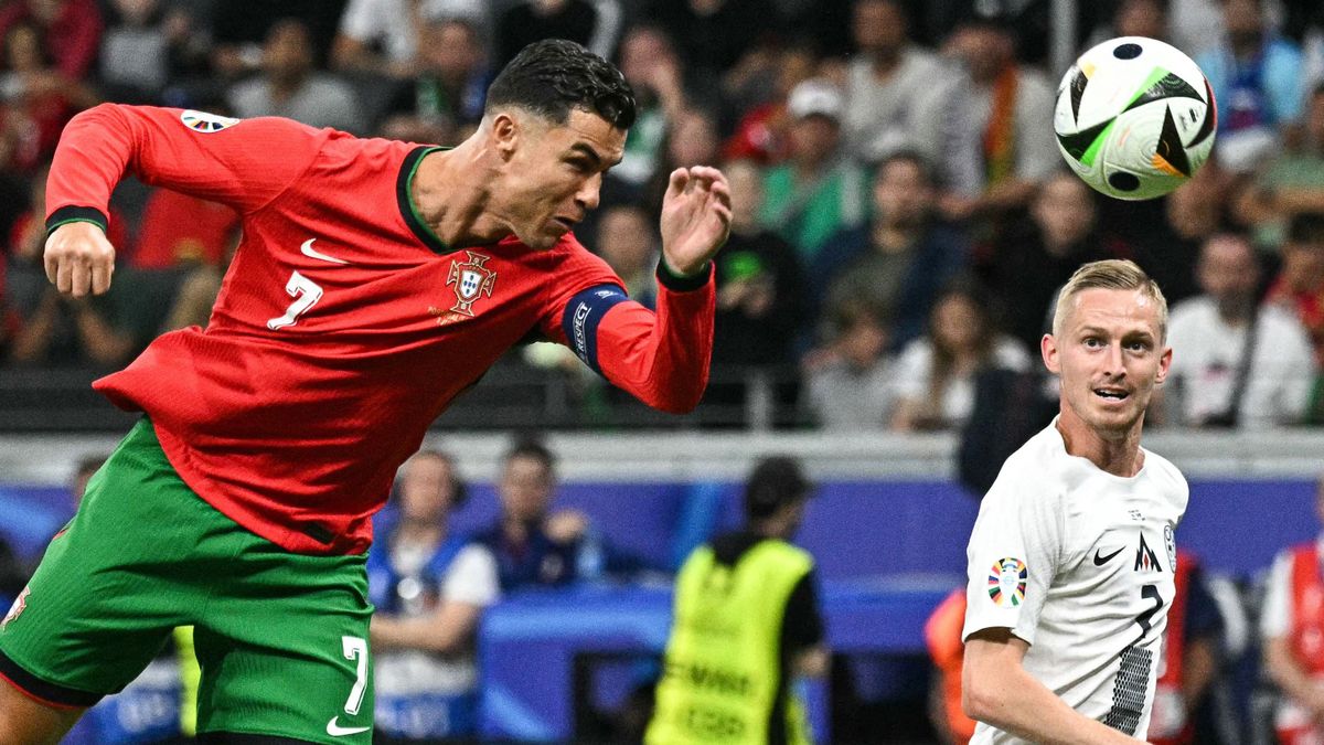 Portugal's forward #07 Cristiano Ronaldo portugál válogatott nemzetek ligája heads the ball past Slovenia's defender #02 Zan Karnicnik during the UEFA Euro 2024 round of 16 football match between Portugal and Slovenia at the Frankfurt Arena in Frankfurt am Main on July 1, 2024. (Photo by JAVIER SORIANO / AFP)