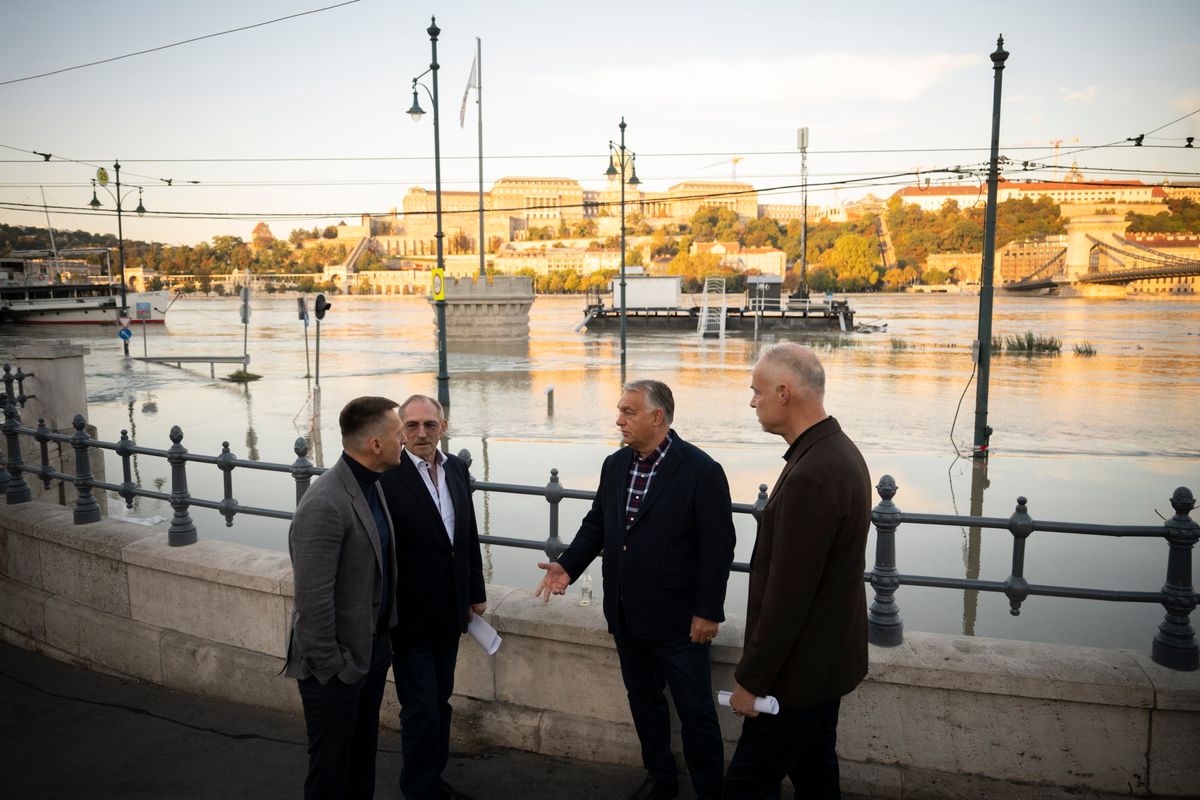 SZALAY-BOBROVNICZKY Kristóf; ORBÁN Viktor; ROGÁN Antal; PINTÉR Sándor

Árvíz - Orbán Viktor a budapesti Duna-parton