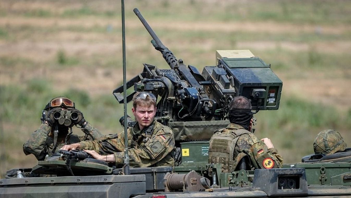 Litvánia, Pabrade: A Bundeswehr katonái egy Boxer kerekes páncélozott járművön részt vesznek a Quadriga 2024 NATO-záró gyakorlaton. A pabradei katonai gyakorlótéren a Bundeswehr bemutatja a NATO keleti szárnyának védelméhez szükséges képességeket. 