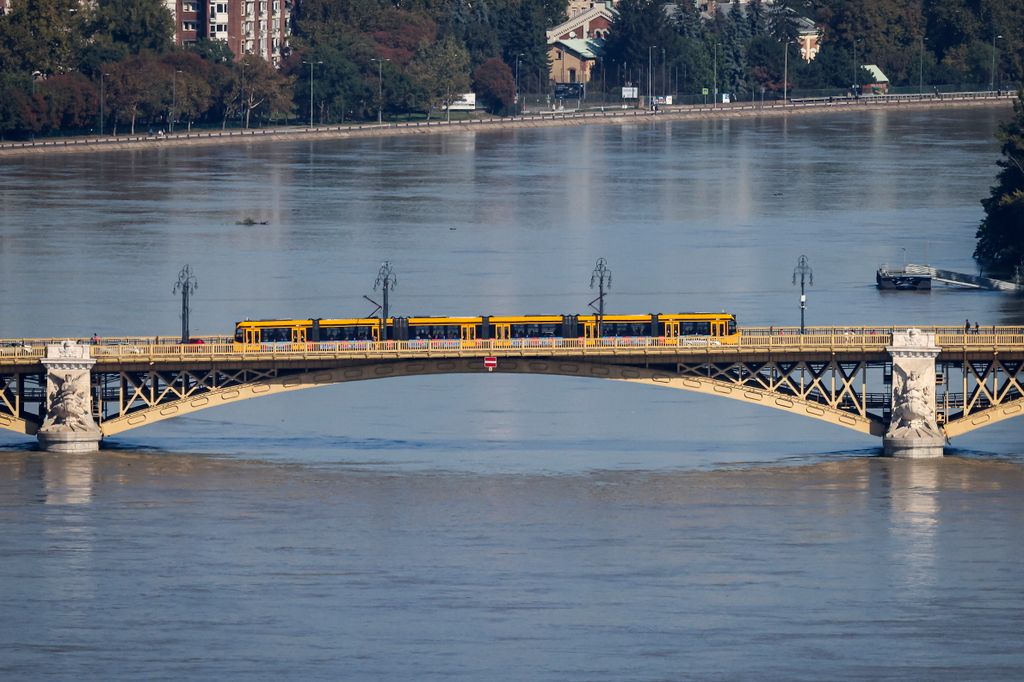 Budapest, 2024. szeptember 21.
Az áradó Duna a budai oldalról fotózva 2024. szeptember 21-én. Ezen a napon tetõzik az árvíz a fõvárosban.
MTI/Hegedüs Róbert