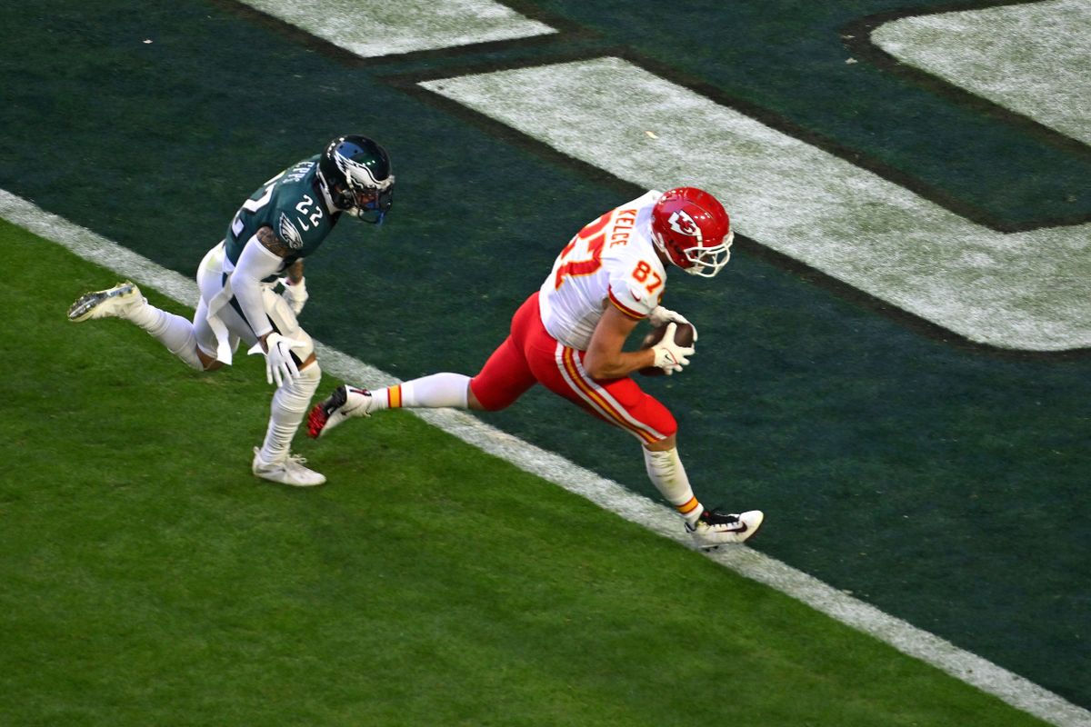 Kansas City Chiefs' tight end Travis Kelce scores a touchdown during Super Bowl LVII between the Kansas City Chiefs and the Philadelphia Eagles at State Farm Stadium in Glendale, Arizona, on February 12, 2023. (Photo by ANGELA WEISS / AFP) Taylor Swift Kelce szakítás