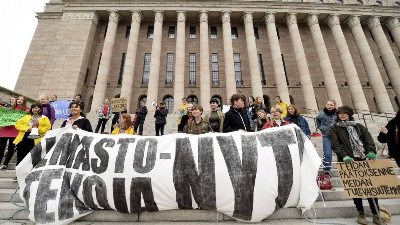 A klímaaktivisták szeretik a finn parlament épületét, már 2019. május 24-én is tüntettek itt azért, hogy a világ vezetőit az éghajlatváltozás elleni fellépésre ösztönözzék