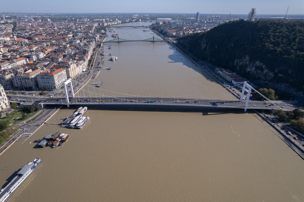 Budapest, 2024. szeptember 21.
A drónnal készült felvételen a tetõzõ Duna Budapesten az Erzsébet hídnál 2024. szeptember 21-én.
MTI/Máthé Zoltán