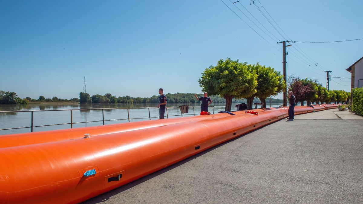 Emergency Service Rescues People from Flooding Danube + Video