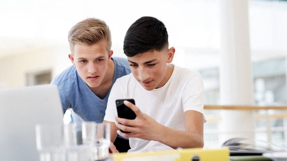 Az online tér veszélyes hatásaitól védené a diákokat Kalifornia