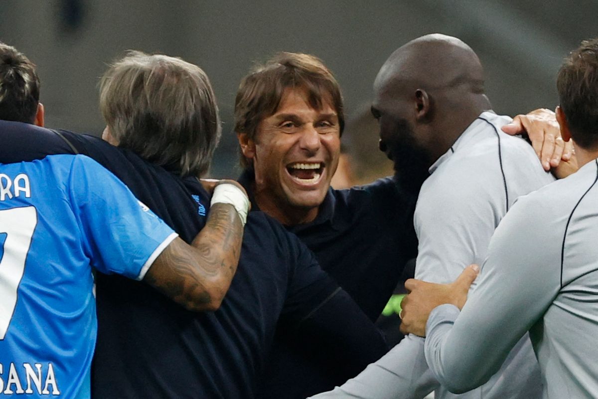 AC Milan v Napoli - Serie A Antonio Conte, coach of Napoli, celebrates at the end of the game with Napoli's Romelu Lukaku during the Serie A soccer match between AC Milan and SSC Napoli at Stadio Meazza in Milan, Italy, on October 29, 2024. (Photo by Ciro De Luca/NurPhoto) (Photo by Ciro De Luca / NurPhoto / NurPhoto via AFP)