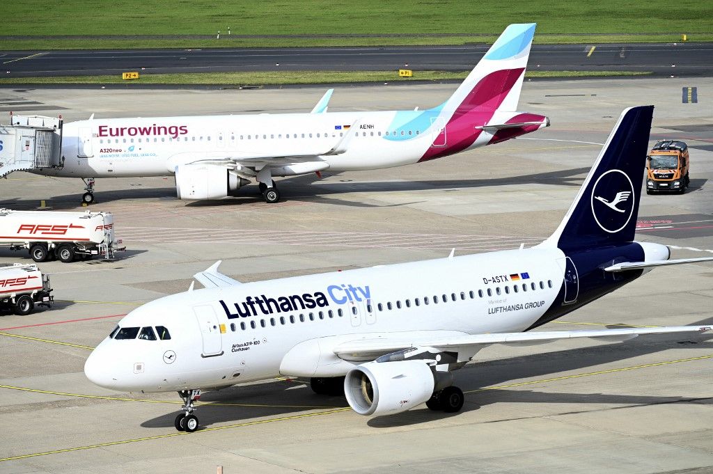 A Lufthansa City Airbus 319-100-as gurul a terminálhoz leszállás után, a háttérben egy Eurowings Airbus a terminálon, Düsseldorf repülőtér