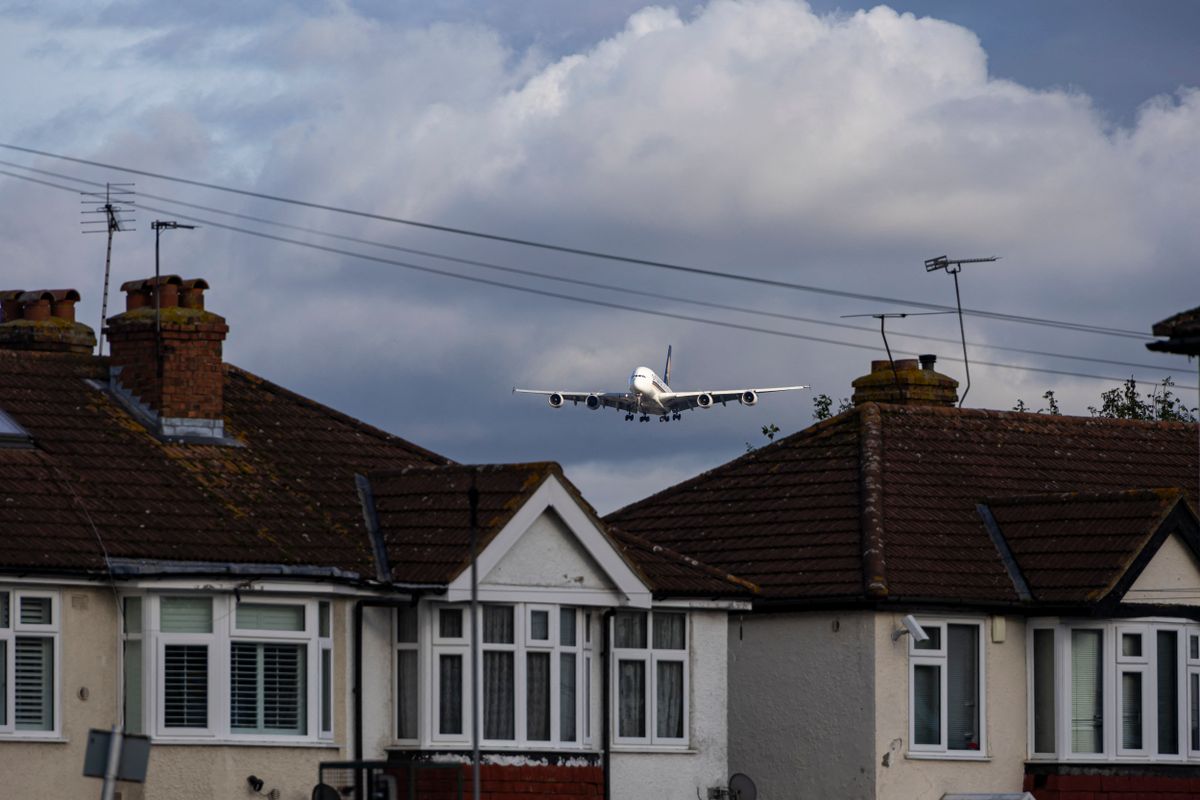 Egy Airbus A380 típusú repülőgép készül a landolásra