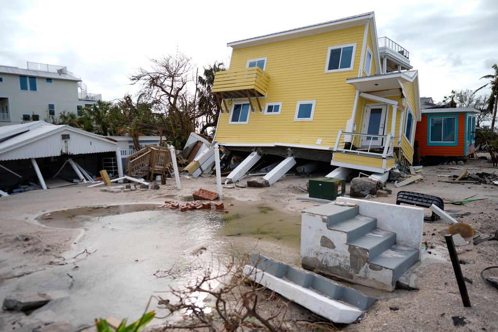 Bradenton Beach, 2024. október 10.
Megrongálódott épület a floridai Bradenton Beachben 2024. október 10-én, miután a Milton hurrikán átvonult Florida állam középső része fölött, tengeráradást, valamint villámáradásokat és árvizeket okozva. A vihart megelőző napokban több millió embert utasítottak arra, hogy hagyják el otthonukat a várható tengerár miatt.
MTI/AP/Rebecca Blackwell