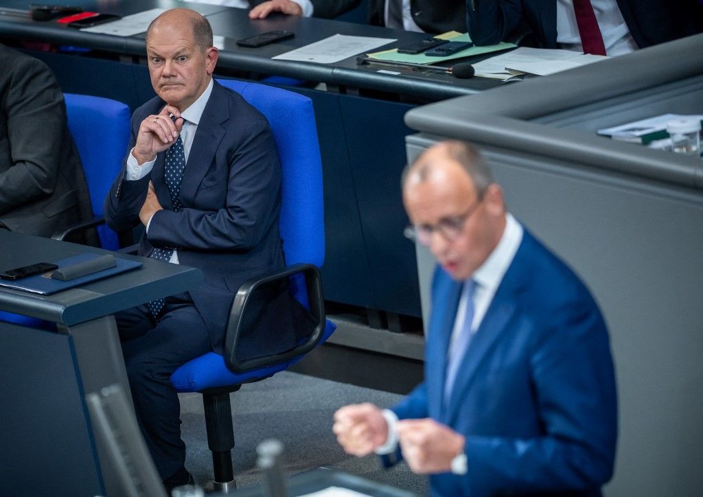 Olaf Scholz szövetségi kancellár (SPD, I) Friedrich Merz, a CDU szövetségi elnökének és a CDUCSU Bundestag-i parlamenti frakcióvezetőjének beszédét követi a Bundestagban