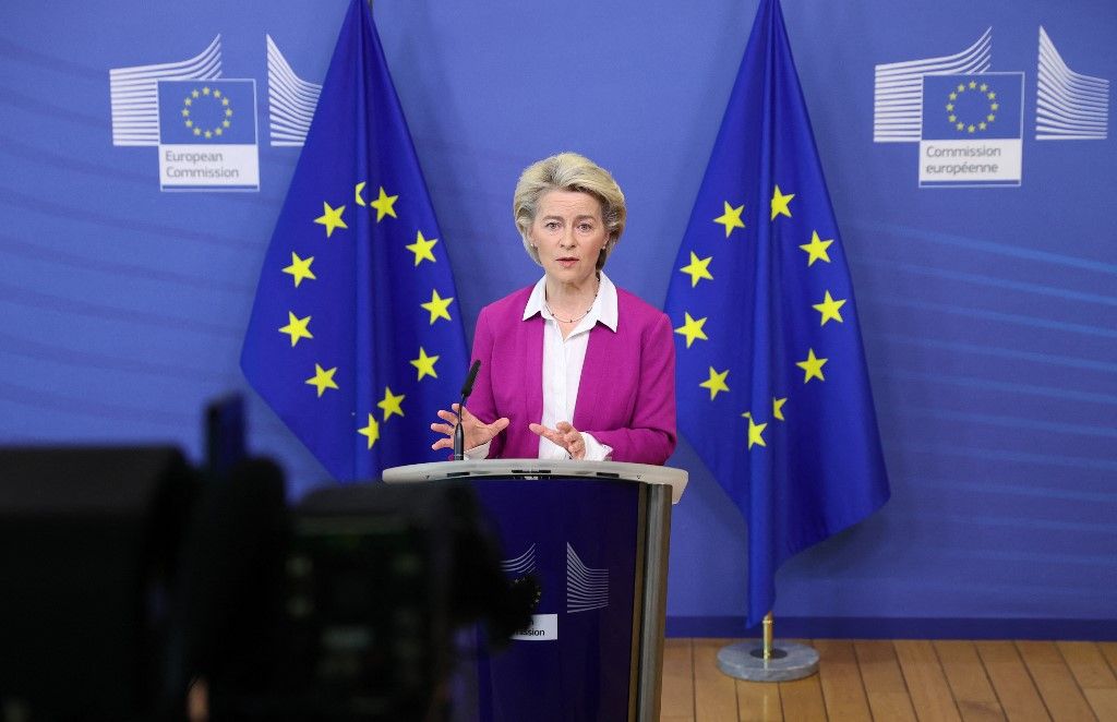 Ursula von der Leyen, az Európai Bizottság elnöke sajtótájékoztatót tart a koronavírus (Covid-19) elleni védőoltásokról Brüsszelben, 2021. október 18-án