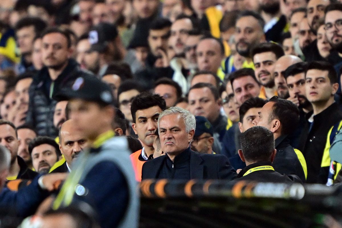 Fenerbahce v Manchester United - UEFA Európa-liga ISTANBUL, TURKIYE - OCTOBER 24: Referee Clement Turpin shows a red card piros lap to Fenerbahce head coach Jose Mourinho and sent him off the field during the UEFA Europa League week 3 football match between Fenerbahce and Manchester United at Ulker Stadium in Istanbul, Turkiye on October 24, 2024. Jose Mourinho followed the rest of the game from the stands. Serhat Cagdas / Anadolu (Photo by Serhat Cagdas / ANADOLU / Anadolu via AFP)