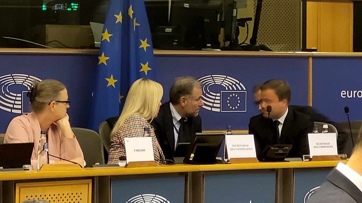 Magyar Péter eljutott Brüsszelbe, de ott is szeret lógni a munkából