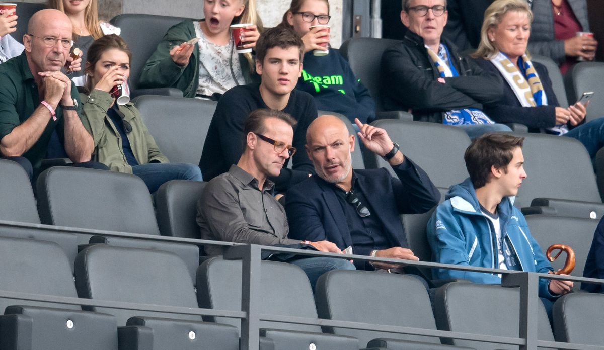 Former referee Howard Webb (M) watches his partner Bibiana Steinhaus who made her debut as Bundesliga referee in the German Bundesliga soccer match between Hertha BSC and Werder Bremen at the Olympia stadium in Berlin, Germany, 10 September 2017. - NO WIRE SERVICE · Photo: Thomas Eisenhuth/dpa-Zentralbild/ZB (Photo by Thomas Eisenhuth / ZB / ) Szoboszlai Dominik piros lap Liverpool Arsenal