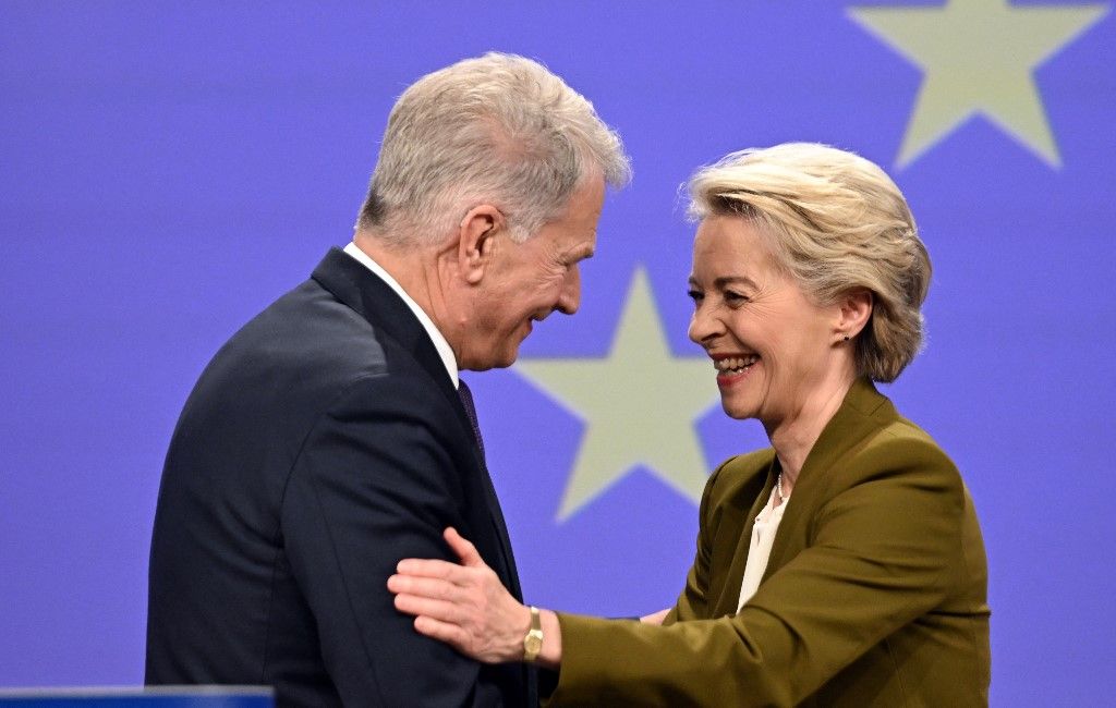 Ursula von der Leyen (J) az Európai Bizottság elnöke és Sauli Niinisto (b) volt finn elnök közös sajtótájékoztatót tartott Brüsszelben, Belgiumban 2024. október 30-án (Fotó: AFP)