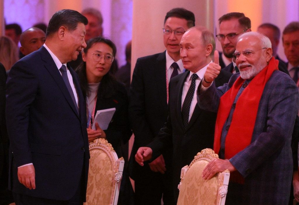 A brics-russia2024.ru portál által 2024. október 22-én készített és közzétett képen Hszi Csin-ping kínai elnök, Vlagyimir Putyin orosz elnök és Narendra Modi indiai miniszterelnök látható.