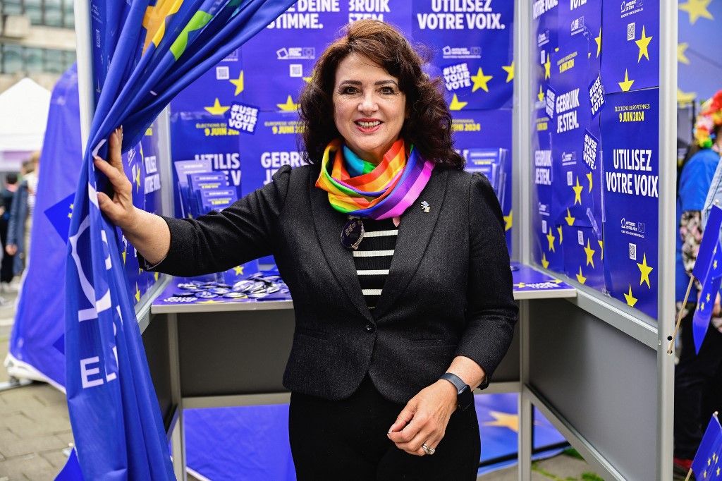 Helena Dalli, az Európai Bizottság tagja egy európai zászlókkal díszített, szavazófülkében áll, hogy szavazásra ösztönözze az embereket az európai uniós választásokon