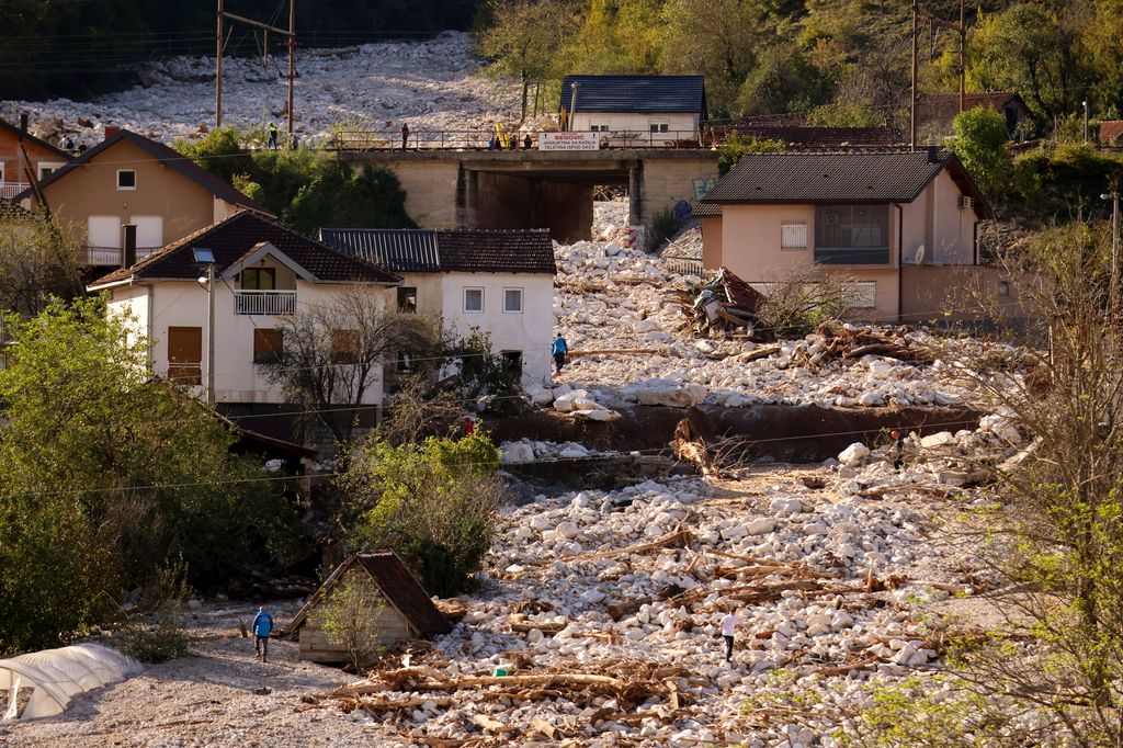 Donja Jablanica, 2024. október 4.
Földcsuszamlás sújtotta területen kutatnak áldozatok után hegyimentők és polgári védelmisek a boszniai Donja Jablanicában 2024. október 4-én. Az árvizek és földcsuszamlások következtében tizennégy ember életét vesztette Bosznia-Hercegovinában.
MTI/AP/Armin Durgut