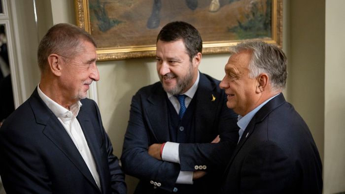 A Miniszterelnöki Sajtóiroda által közreadott képen Orbán Viktor kormányfő (j) Matteo Salvini olasz miniszterelnök-helyettes, a jobboldali Liga elnöke (k) és Andrej Babis korábbi cseh miniszterelnök, az ANO párt elnöke (b) a Patrióták Európáért pártcsalád brüsszeli munkavacsoráján 2024. október 16-án.

MTI/Miniszterelnöki Sajtóiroda/Fischer Zoltán