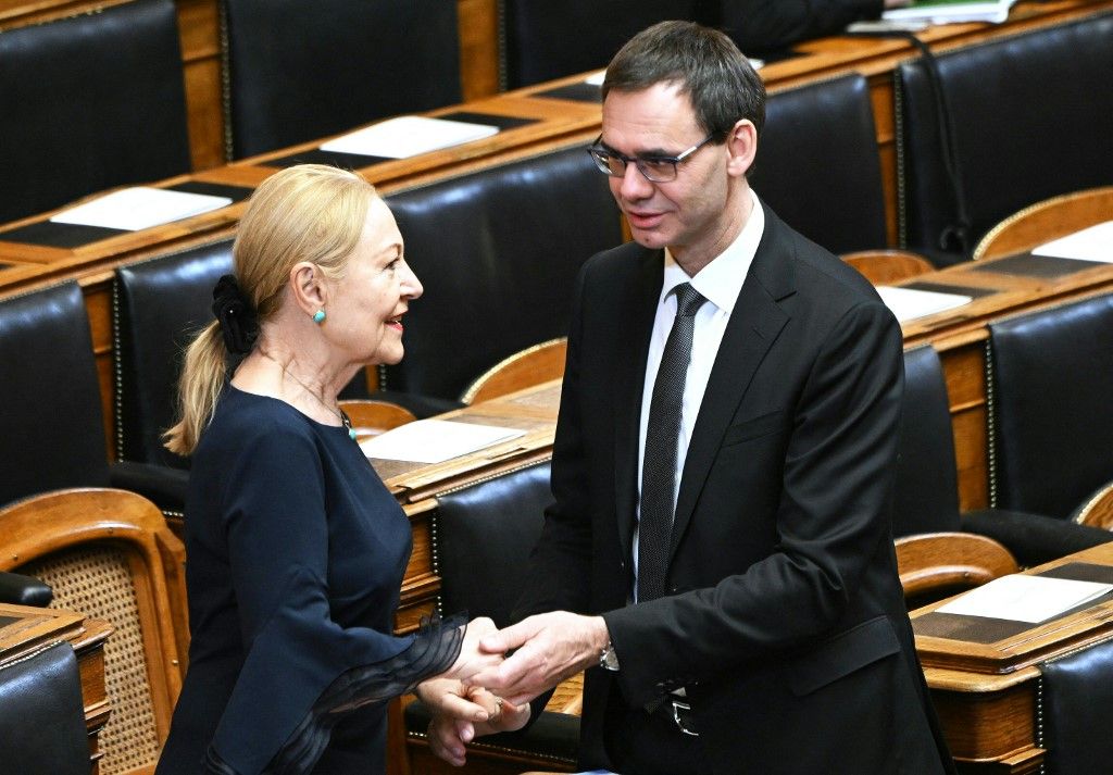 Az Osztrák Néppárt tagja, Benita Ferrero-Waldner (L) és Markus Wallner vorarlbergi kormányzó részt vesz Alexander van der Bellen (a képen nem látható) osztrák államfő eskütételi ceremóniáján