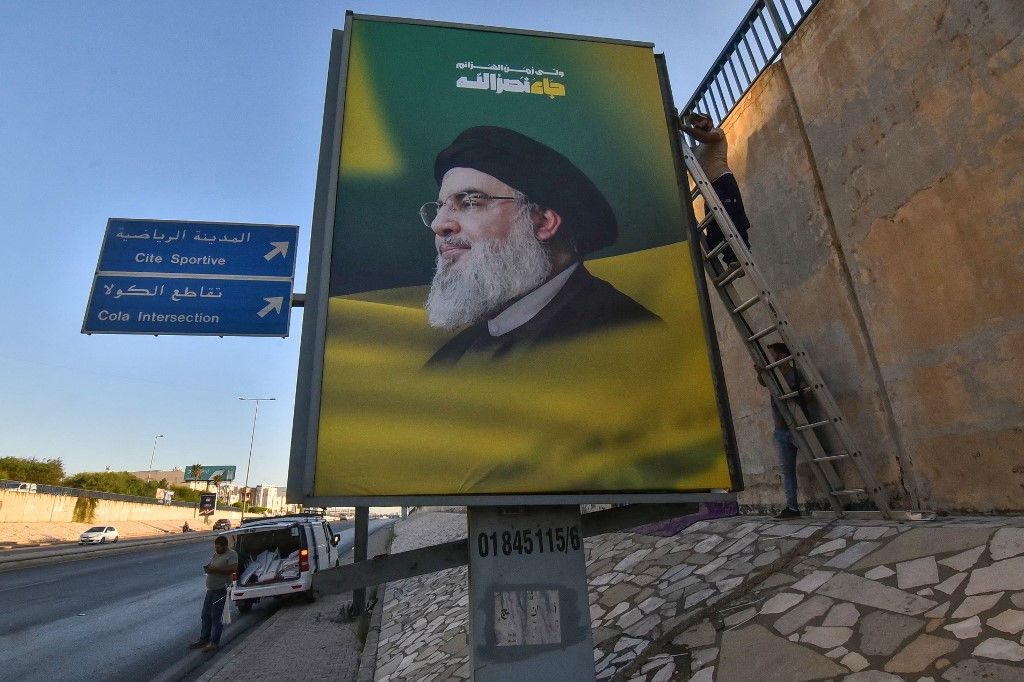 A meggyilkolt libanoni Hezbollah-vezér, Hasszan Nasszrallah portréja a bejrúti repülőtéri autópálya mentén 2024. október 4-én