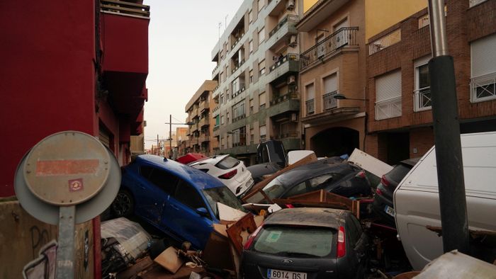 A picture taken on October 30, 2024 shows piled up cars following deadly floods in Alfafar neighbourhood, south of Valencia, eastern Spain. Floods triggered by torrential rains in Spain's eastern Valencia region has left at least 95 people dead, rescue services said on October 30. (Photo by Manaure Quintero / AFP)