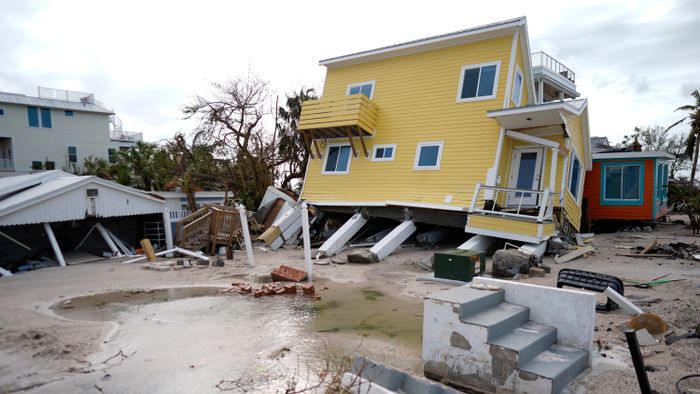 Bradenton Beach, 2024. október 10.
Megrongálódott épület a floridai Bradenton Beachben 2024. október 10-én, miután a Milton hurrikán átvonult Florida állam középső része fölött, tengeráradást, valamint villámáradásokat és árvizeket okozva. A vihart megelőző napokban több millió embert utasítottak arra, hogy hagyják el otthonukat a várható tengerár miatt.
MTI/AP/Rebecca Blackwell